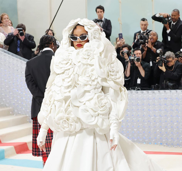 Rihanna’s Sensational Pre-Met Gala Look: A Chanel Masterpiece with a Maternal Twist Pre-Met Gala Look: A Chanel Masterpiece with a Maternal Twist